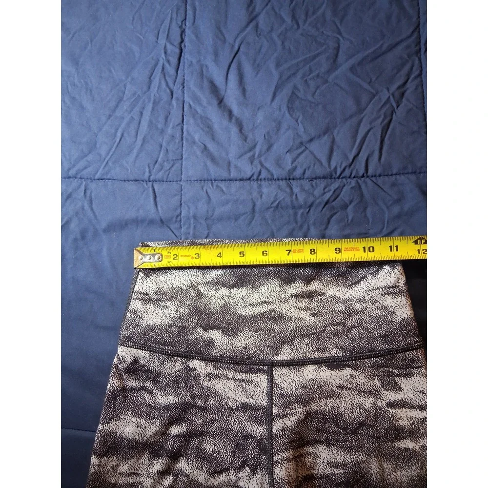 Lululemon High Rise Leggings Size 4 Black Grey White Camo Static Print‎ LW5AQTS